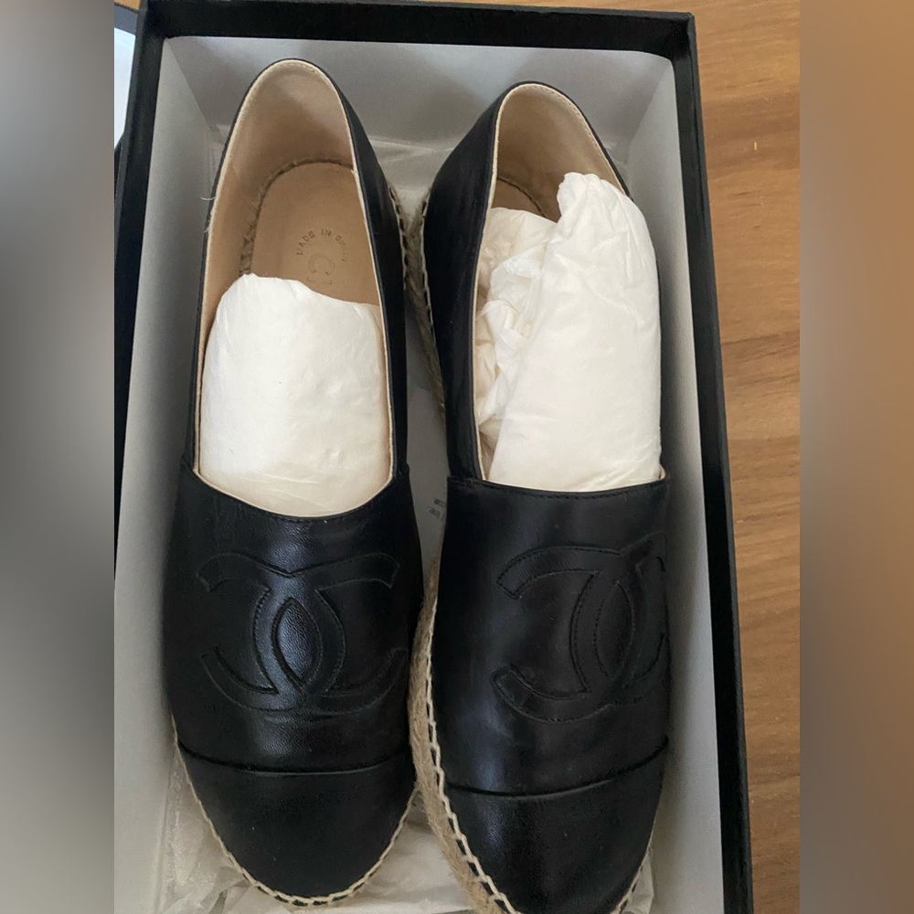 Black Chanel Espadrilles size 40 (fits 9.5) barely worn. Comes with tags